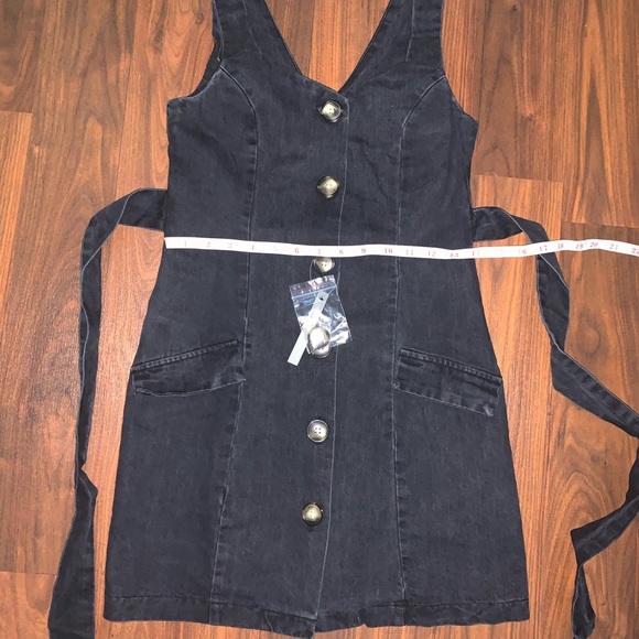 ASOS DESIGN washed black denim sleeveless button pinafore mini dress. - Picture 12 of 16